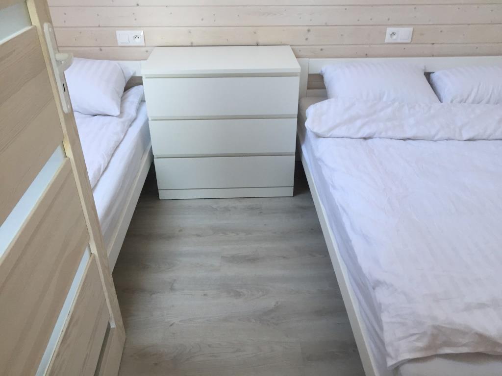 Piętro domku to strefa nocna dla 6 osób – 2 pokoje mieszczące po 3 osoby
